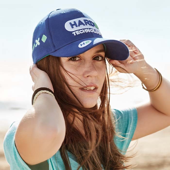 Donna con cappello aziendale personalizzato tra i gadget aziendali personalizzati di Promuovere a Milano