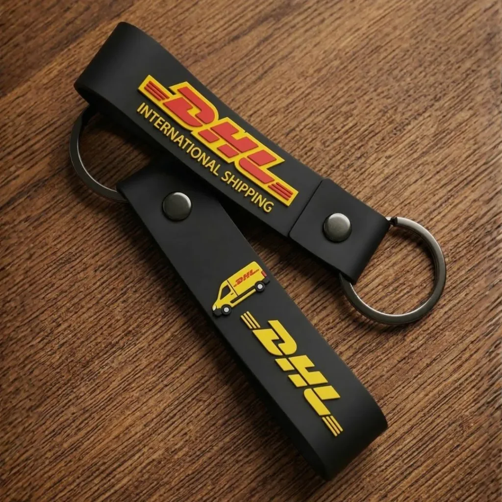 Portachiavi aziendale personalizzato con marchio DHL per una produzione gadget custom